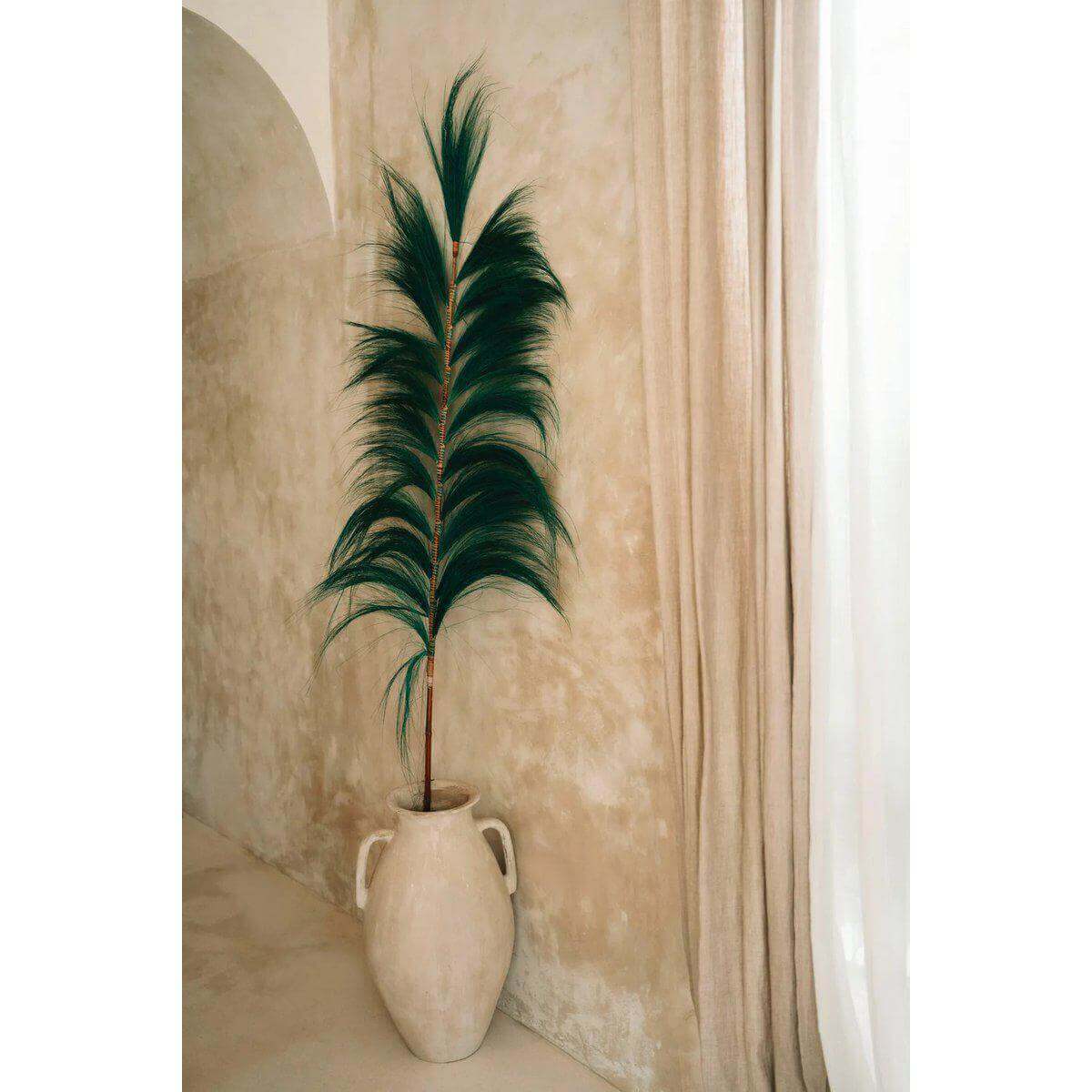 Decoratieve bamboetak met smaragdgroen grasblad in vaas, perfect voor interieur als eyecatcher. Verkrijgbaar bij Bazar Bizar Living.