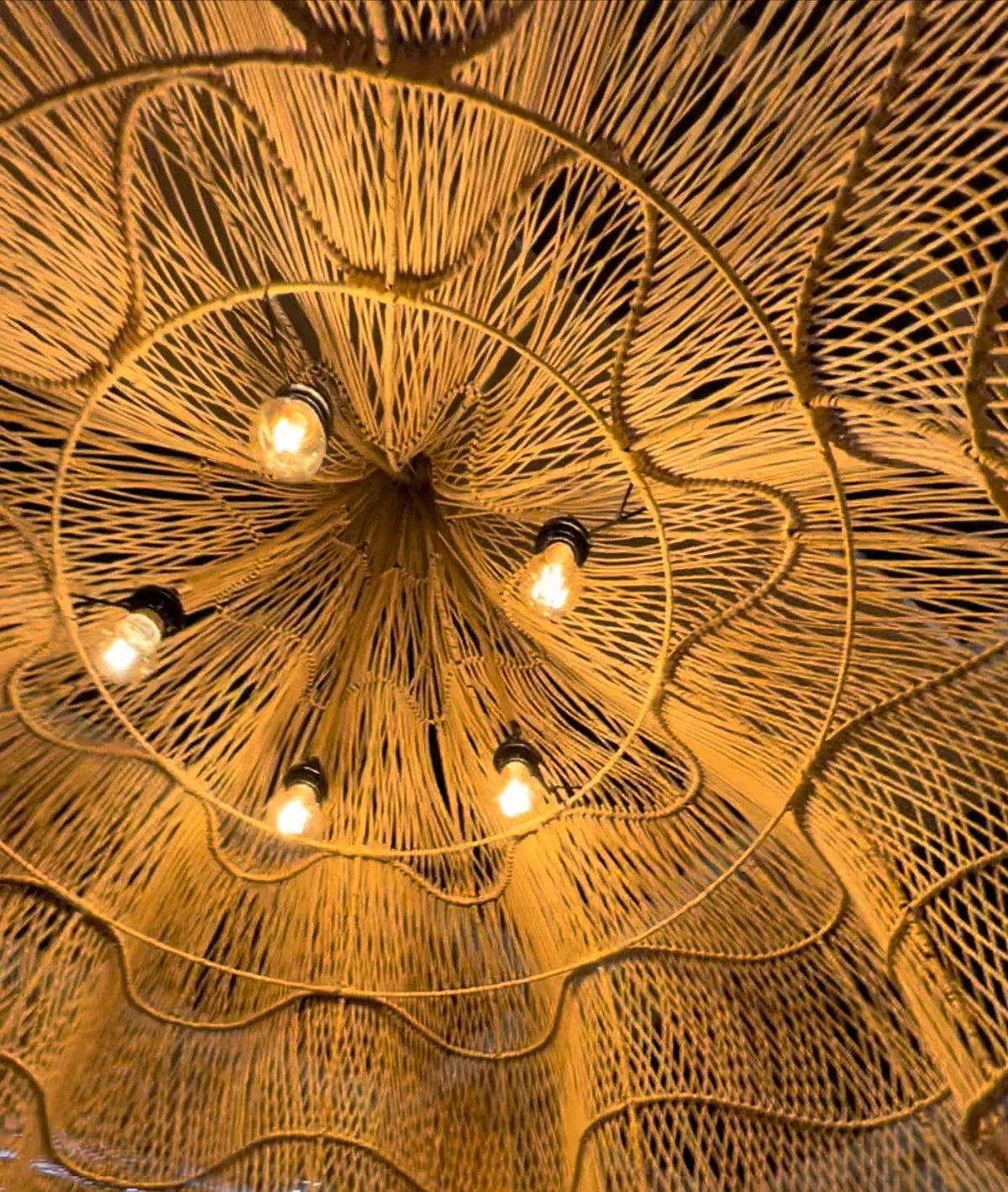 Rotan hanglamp The Whipped Hanger met bohemian design, warme natuurlijke uitstraling in een interieur, roteert lichtjes.