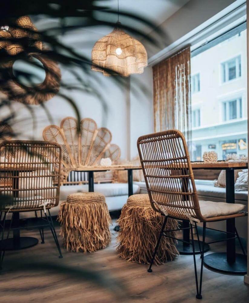 Rotan hanglamp in een boho-chique interieur met rotan meubels en natuurlijke accenten.