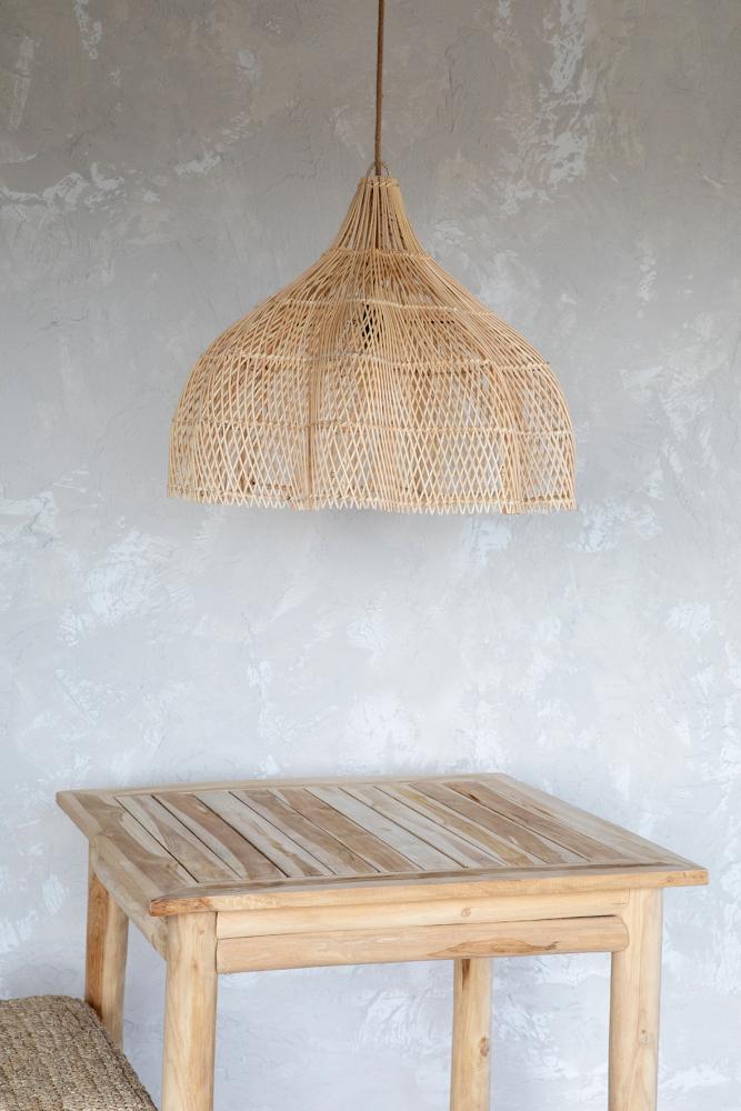Rotan hanglamp in bohemian stijl boven een houten tafel. Een eyecatcher die warme, natuurlijke sfeer toevoegt aan elke ruimte.