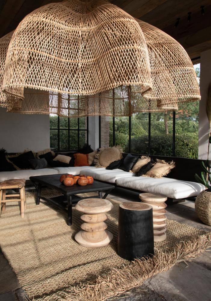 Rotan hanglamp The Whipped Hanger in een bohemian woonkamer met natuurlijke uitstraling en warme sfeer