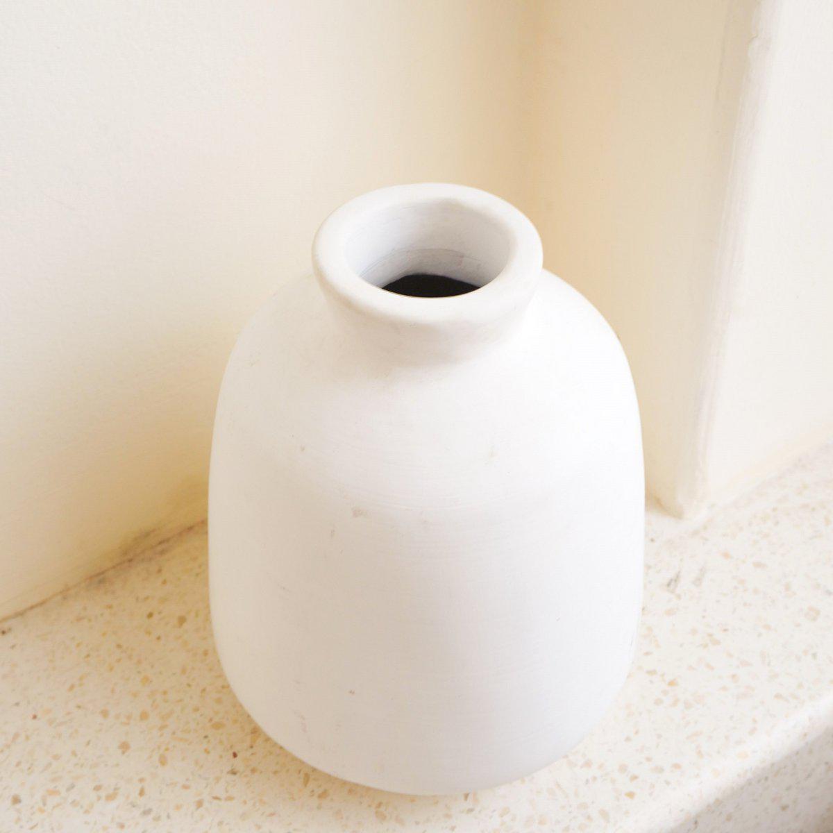 Witte handgemaakte kleivaas BAWA, 15 cm doorsnede, 19 cm hoog, perfecte decoratie voor droogbloemen in bohostijl, plasticvrije verpakking.