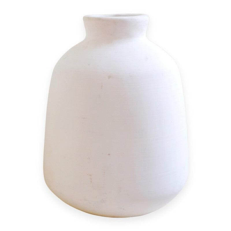 Handgemaakte witte Bawa vaas van natuurlijke klei, 15 cm doorsnede, 19 cm hoog. Perfect voor bohostijl gedroogde bloemen. Eerlijke handel.