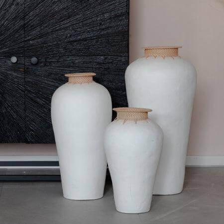 Stijlvolle Vaas Longa met terracotta rotan, perfect voor bohemian interieur. Gemaakt van natuurlijke materialen bij Ik Hout ervan.