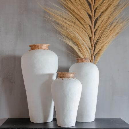 Drie Vaas Longa's met terracotta en rotan details, bohemian stijl, perfect voor een natuurlijke inrichting met Earthware producten.