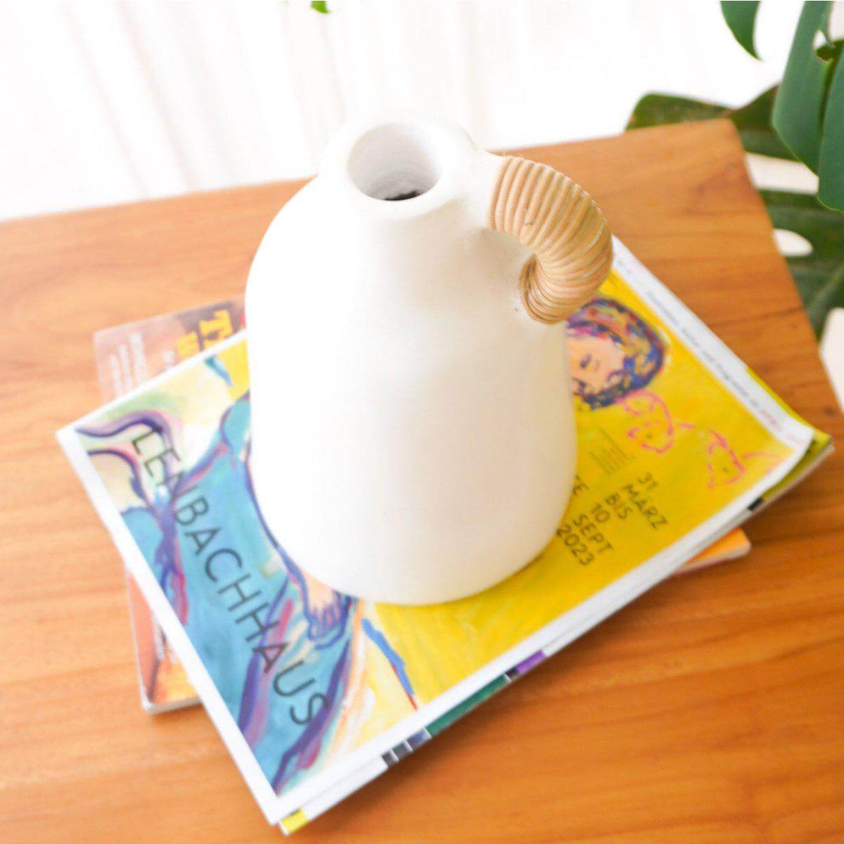 Witte keramische vaas op tijdschriften, boho-stijl accent voor gedroogde bloemen, handgemaakt en plasticvrije verpakking, 16 cm hoog.