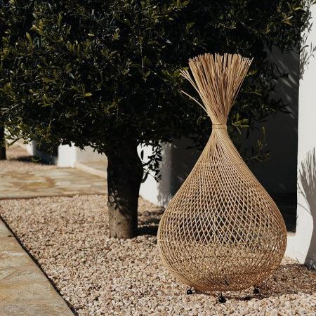 Stijlvolle vloerlamp Ruby van rotan in bohemian stijl, perfect voor een zomerse sfeer in je huis of tuin.