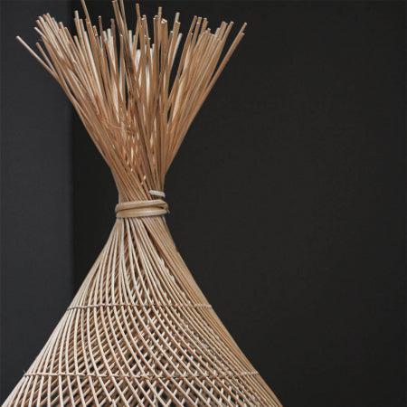Vloerlamp rotan naturel Ruby met bohemian stijl, gemaakt van duurzaam rotan, ideaal als sfeermaker in huis met een strandgevoel.