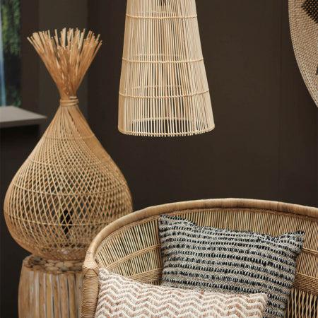 Rotan vloerlamp Ruby en bohemian fauteuil in natuurlijke woonstijl