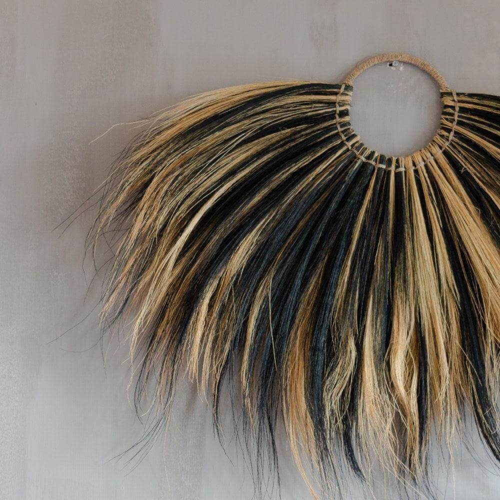 Handgemaakte wandhanger zeegras Utami uit Indonesië, natuurlijke kleuren en unieke textuur, ideale muurdecoratie.