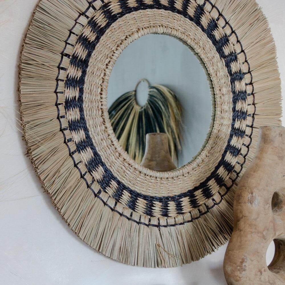 Handgemaakte wandhanger zeegras Utami met spiegel, exotische en warme Indonesische muurdecoratie voor een stijlvol interieur.