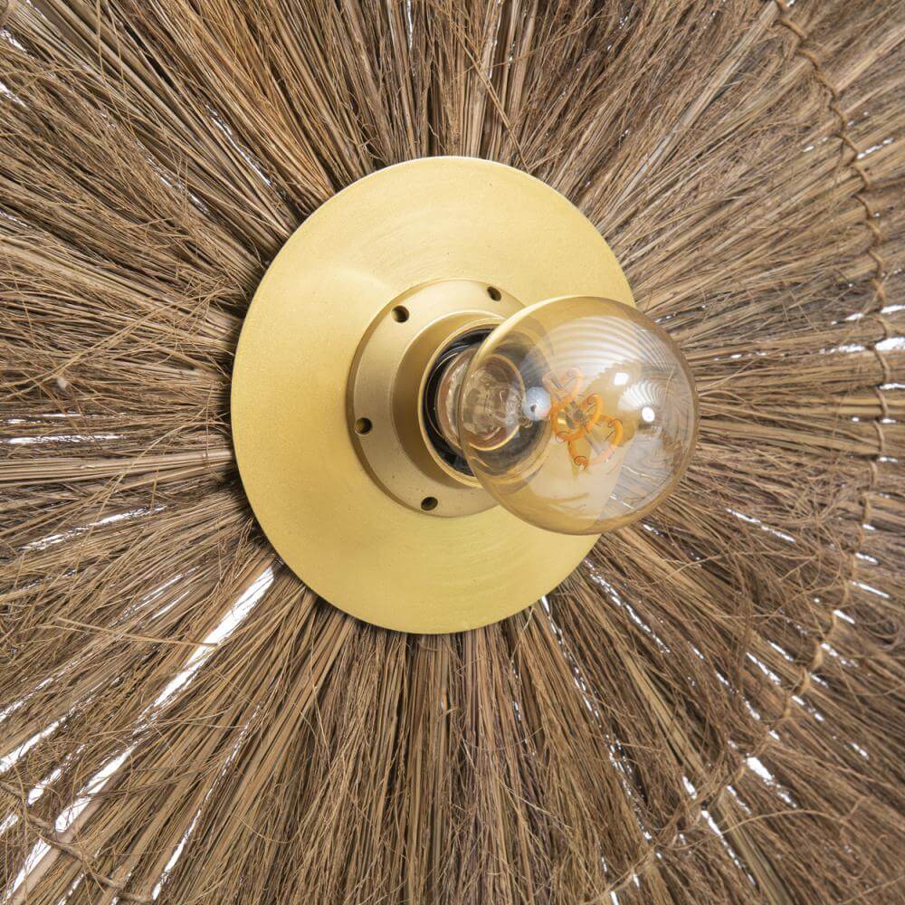 Wandlamp Chi-Chi van gras en messing, perfect voor een sfeervolle muurdecoratie.