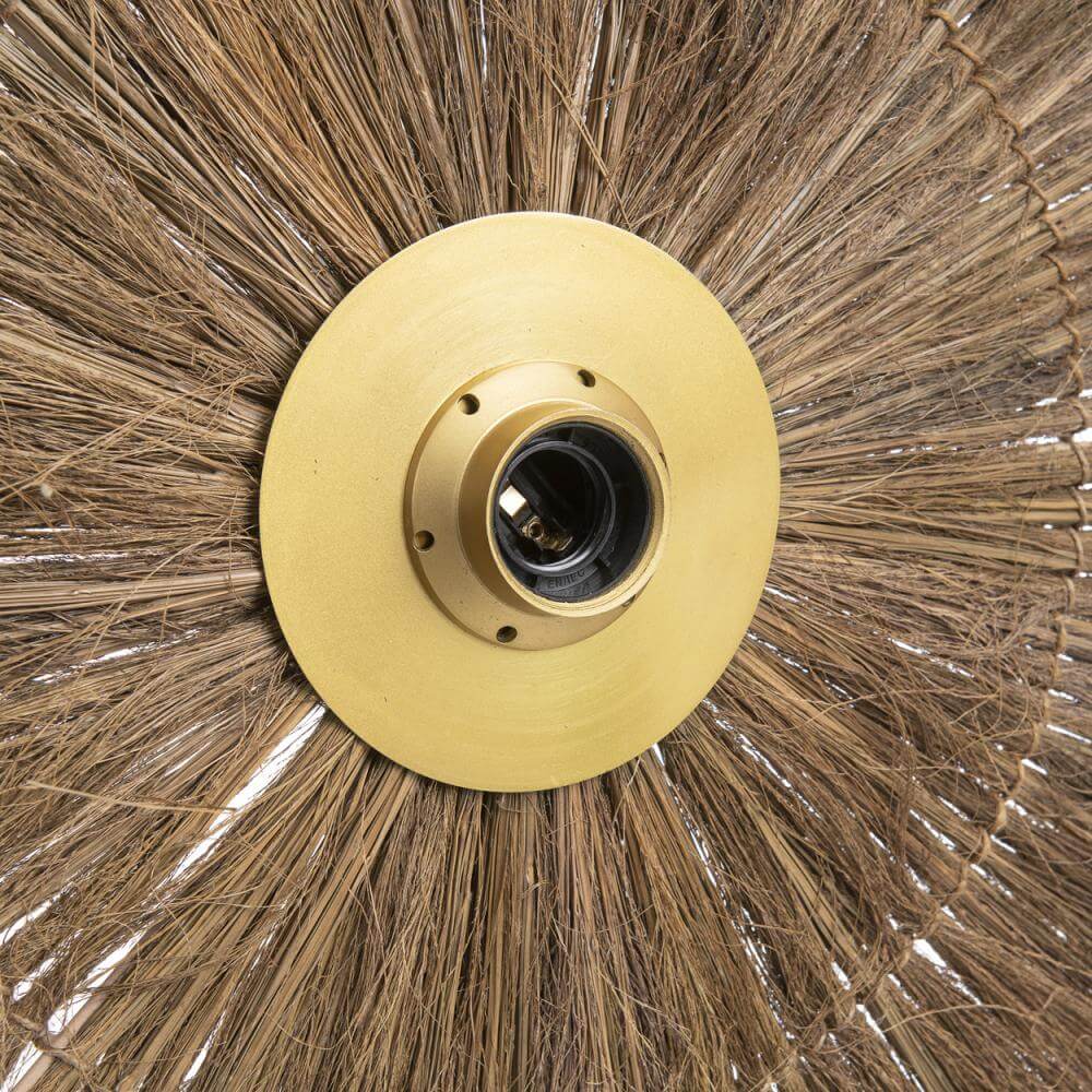 Detail van wandlamp Chi-Chi met grasstructuur en messing afwerking, perfect voor sfeervolle inrichting. Verkrijgbaar in 2 maten.