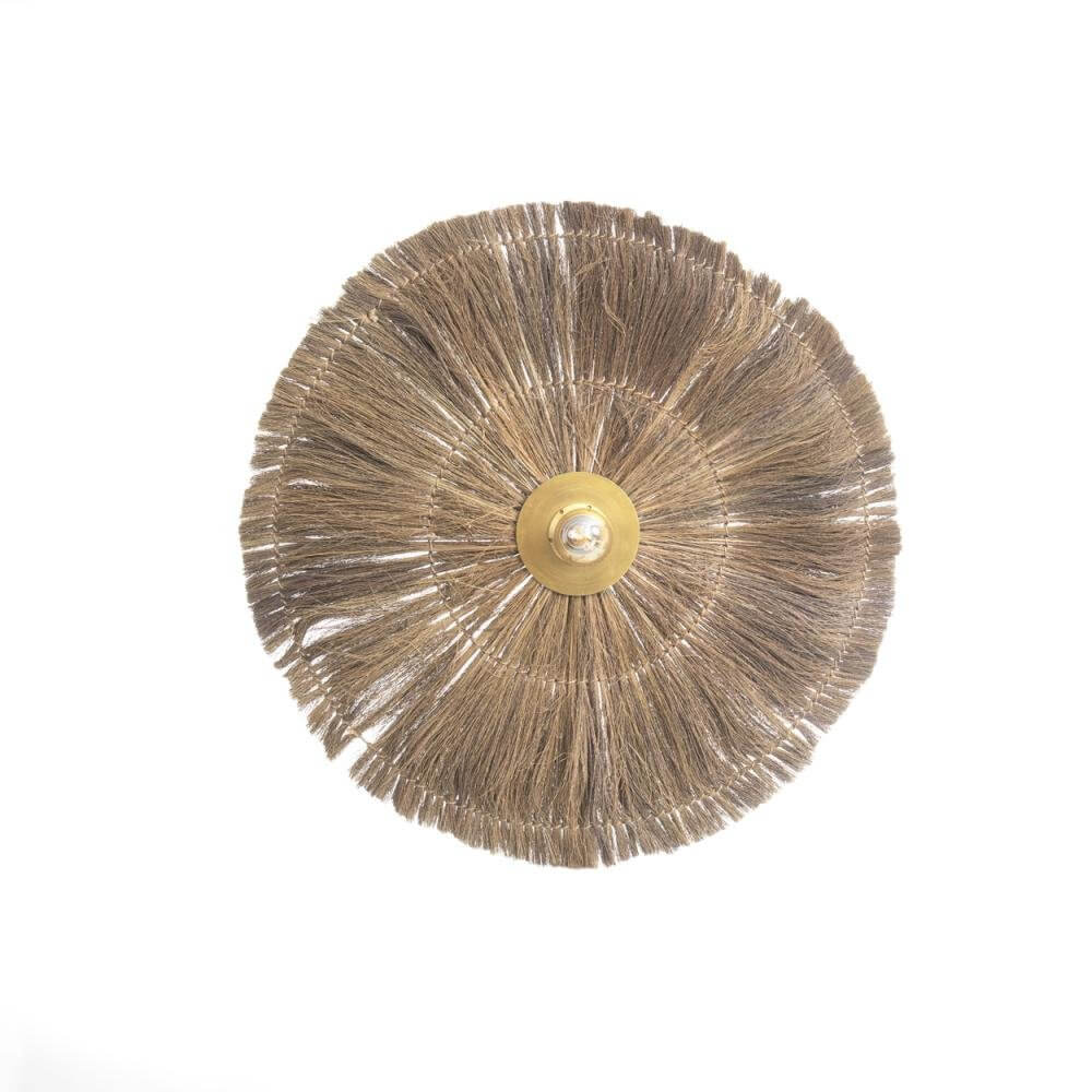 alt_tag: Stijlvolle Wandlamp Chi-Chi van gras en messing, perfect voor elke inrichting, verkrijgbaar in twee maten.