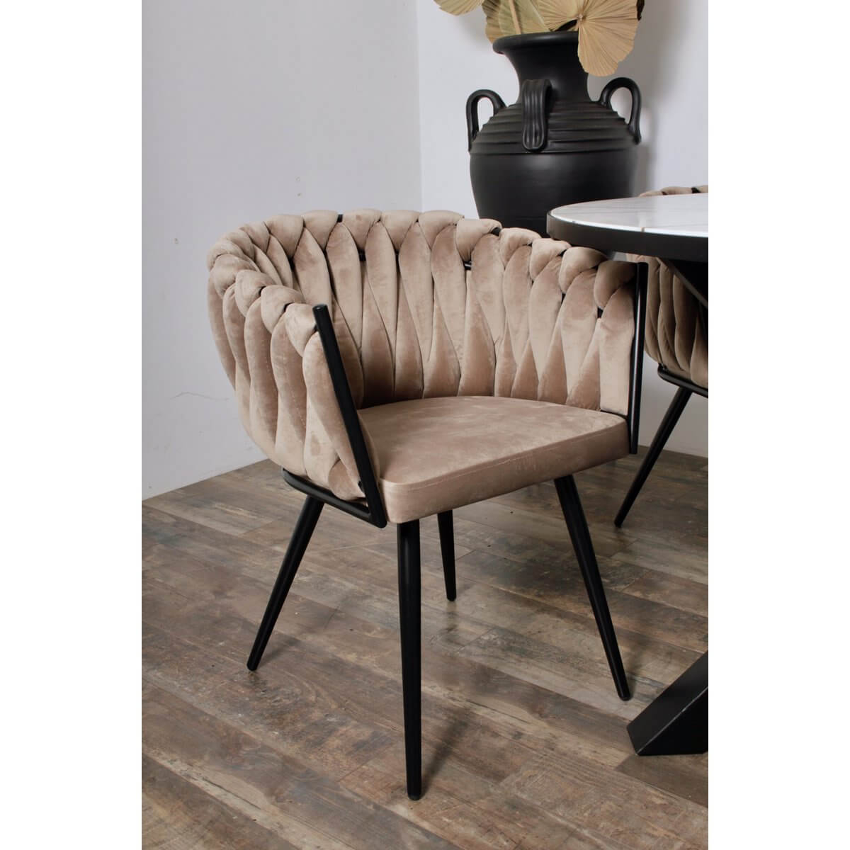 Moderne zandwitte Wave stoel met uniek geweven rugleuning, perfect voor eetkamers. Luxe en comfort in een set van twee.