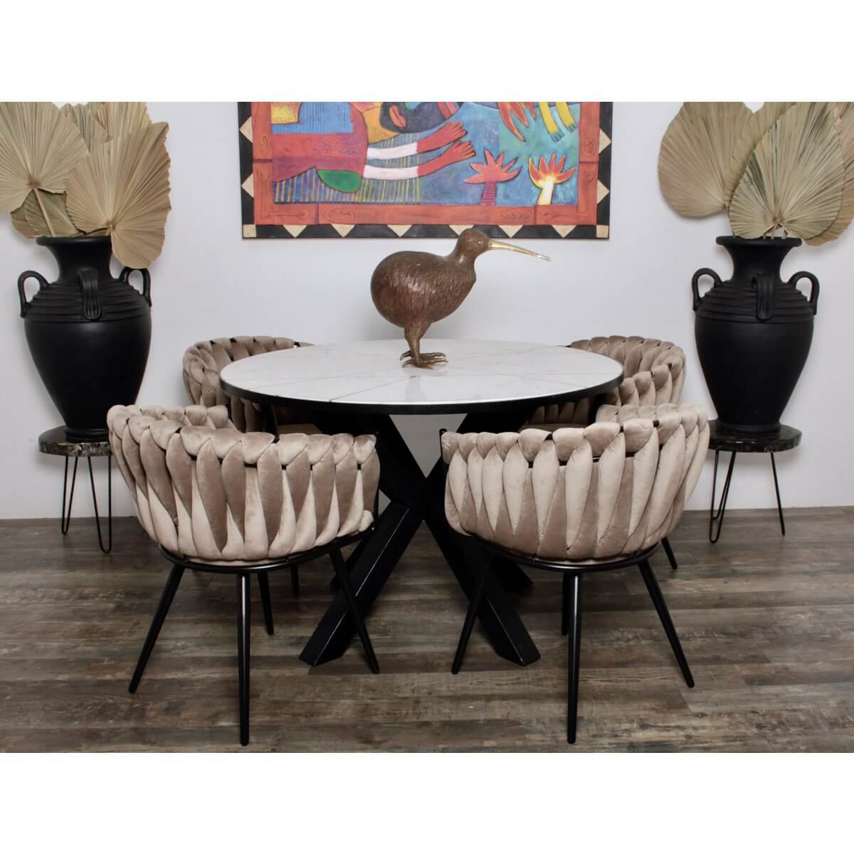 Gezellige eethoek met stijlvolle Wave stoelen in zandwit, rondom luxe ronde tafel, perfect voor lange diners en gezellige gesprekken.