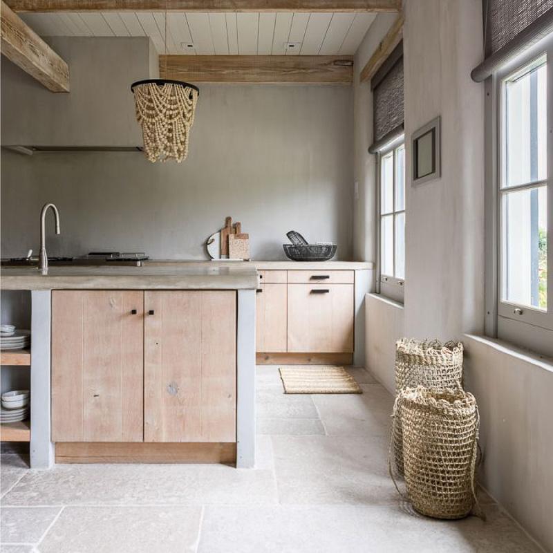 Moderne keuken met houten accenten en naturelle zeegras manden voor een organische en tijdloze uitstraling.