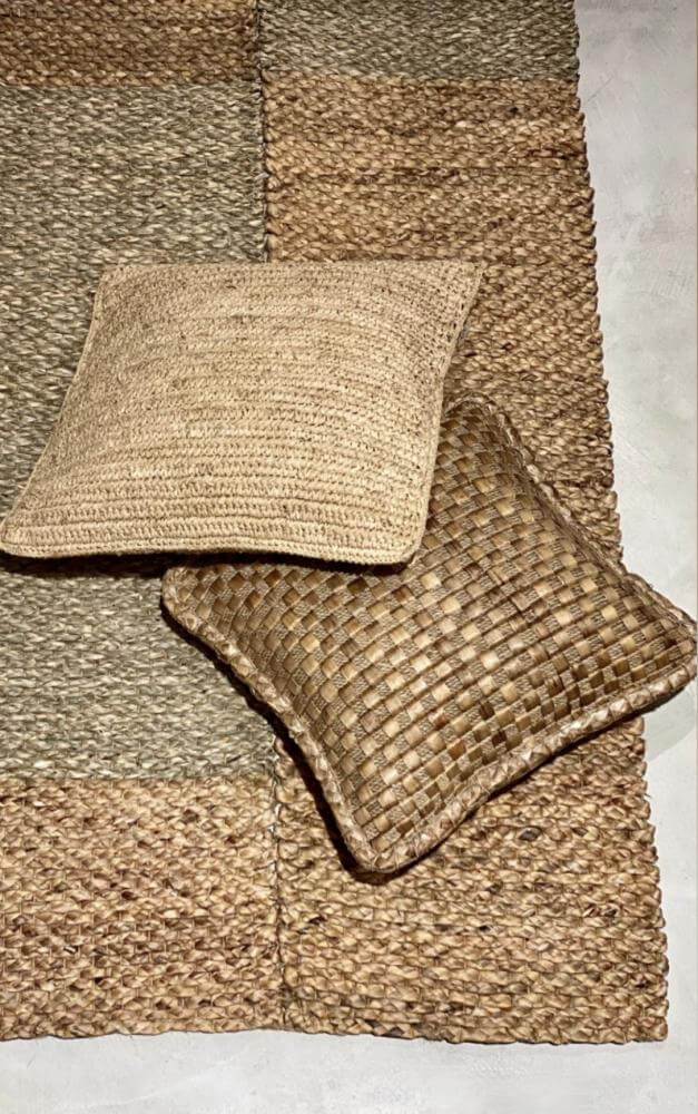 Zeegras vloerkleed met twee rustieke kussens, handgemaakt en geweven in Vietnam, brengt natuurlijke sfeer in huis.