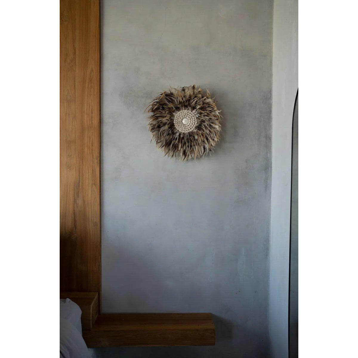 Grijsbruine bohemien wanddisplay met veren en schelpen van Bazar Bizar, perfect voor binnen en buiten, 50x50 cm.