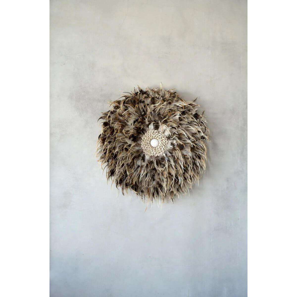 Bohemien wanddisplay met grijsbruine veren en schelpen, 50cm breed. Perfect voor interieur of tuin. Ontwerp door Bazar Bizar Living.