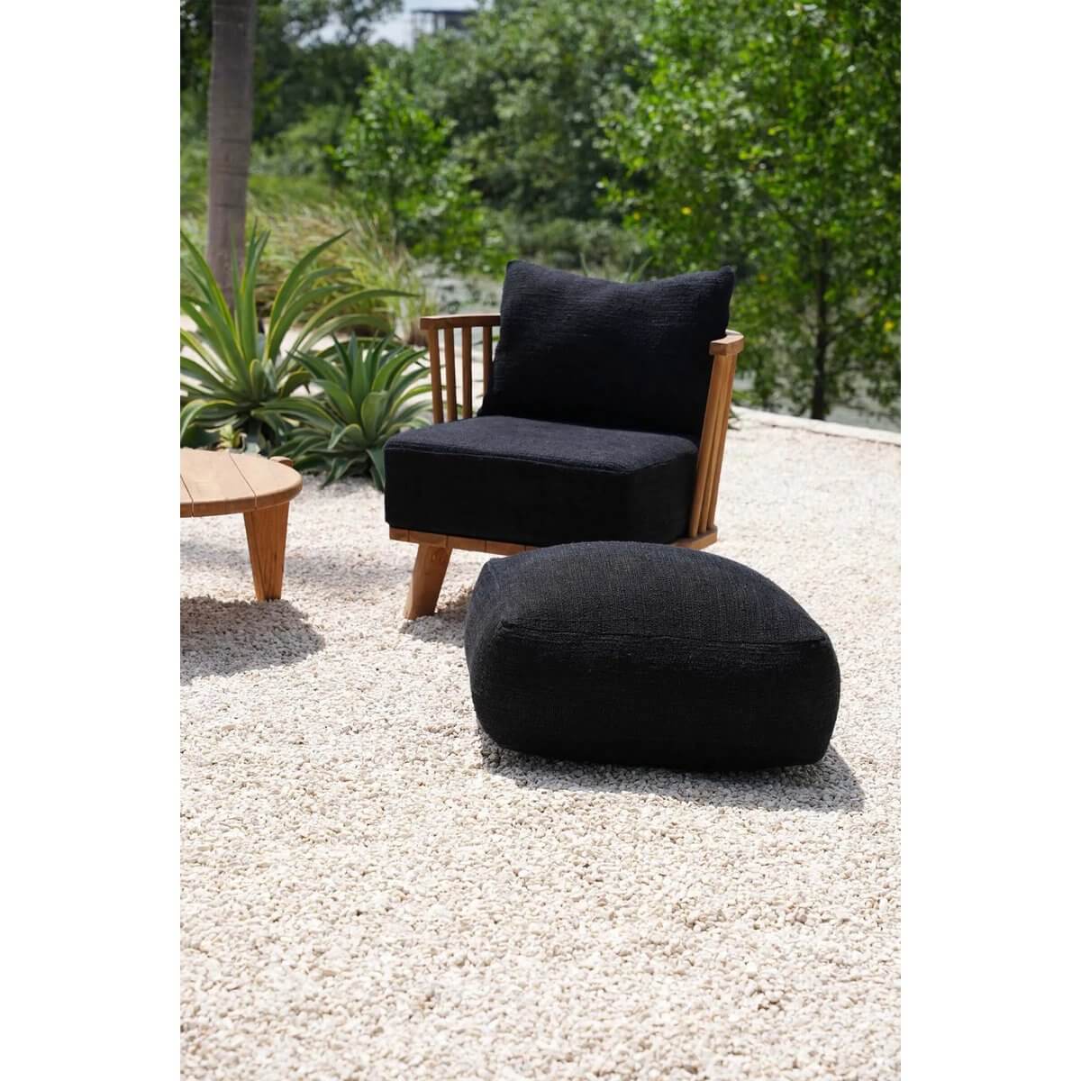 Zwarte comfortabele poef en stoel op terras, ideale aanvulling voor de woonkamer of slaapkamer, voor ultiem comfort.