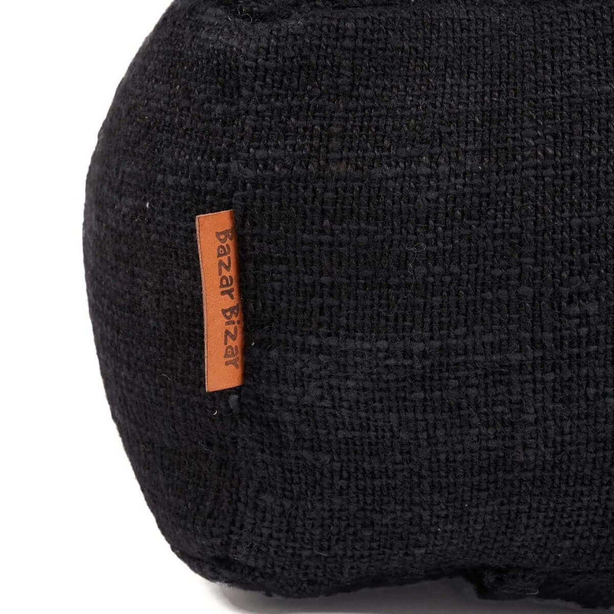 Comfortabele zwarte poef voor woonkamer of slaapkamer, biedt stijl en extra zitplaats.