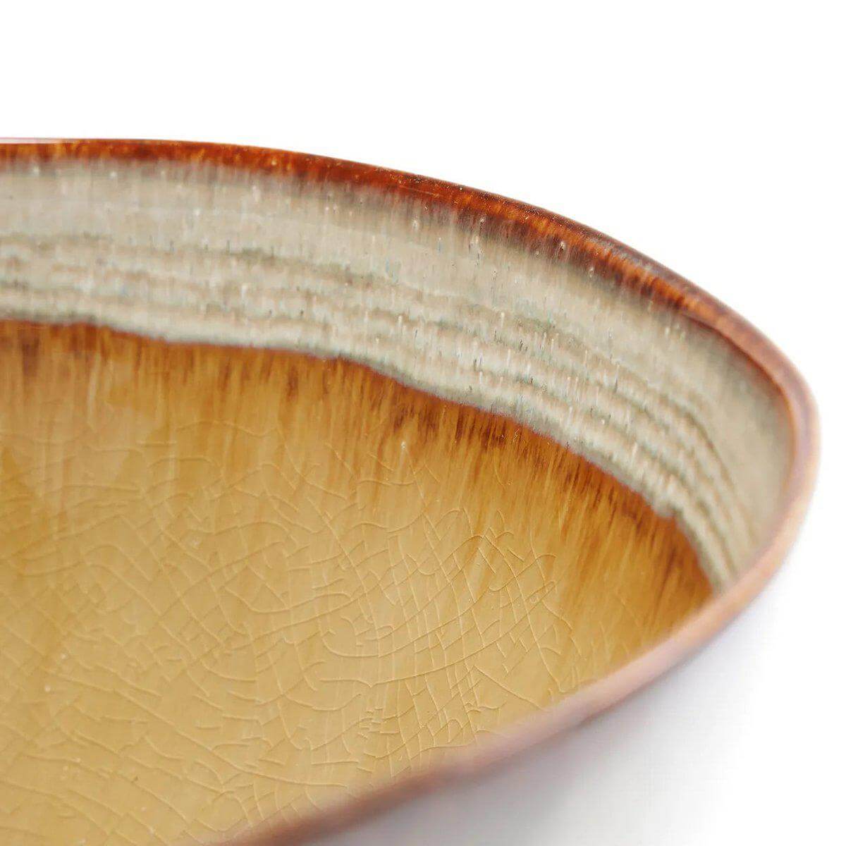 Close-up van de De Comporta serveerschaal met een uniek keramisch design en kleurschakeringen, handgemaakt Portugees servies.