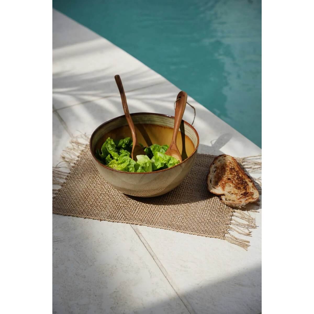 Saladeschaal met houten lepels en brood, perfect voor een stijlvolle brunch bij het zwembad — gemaakt van Portugees keramiek, sterk en uniek.