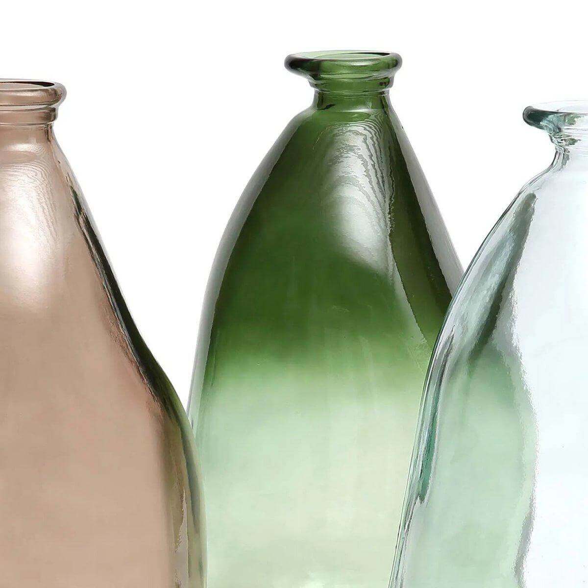 Drie Shudi Vazen van gerecycled glas in groen, blauw en bruin, met een modern gebogen ontwerp. Perfect voor bloemen of als decoratief stuk.