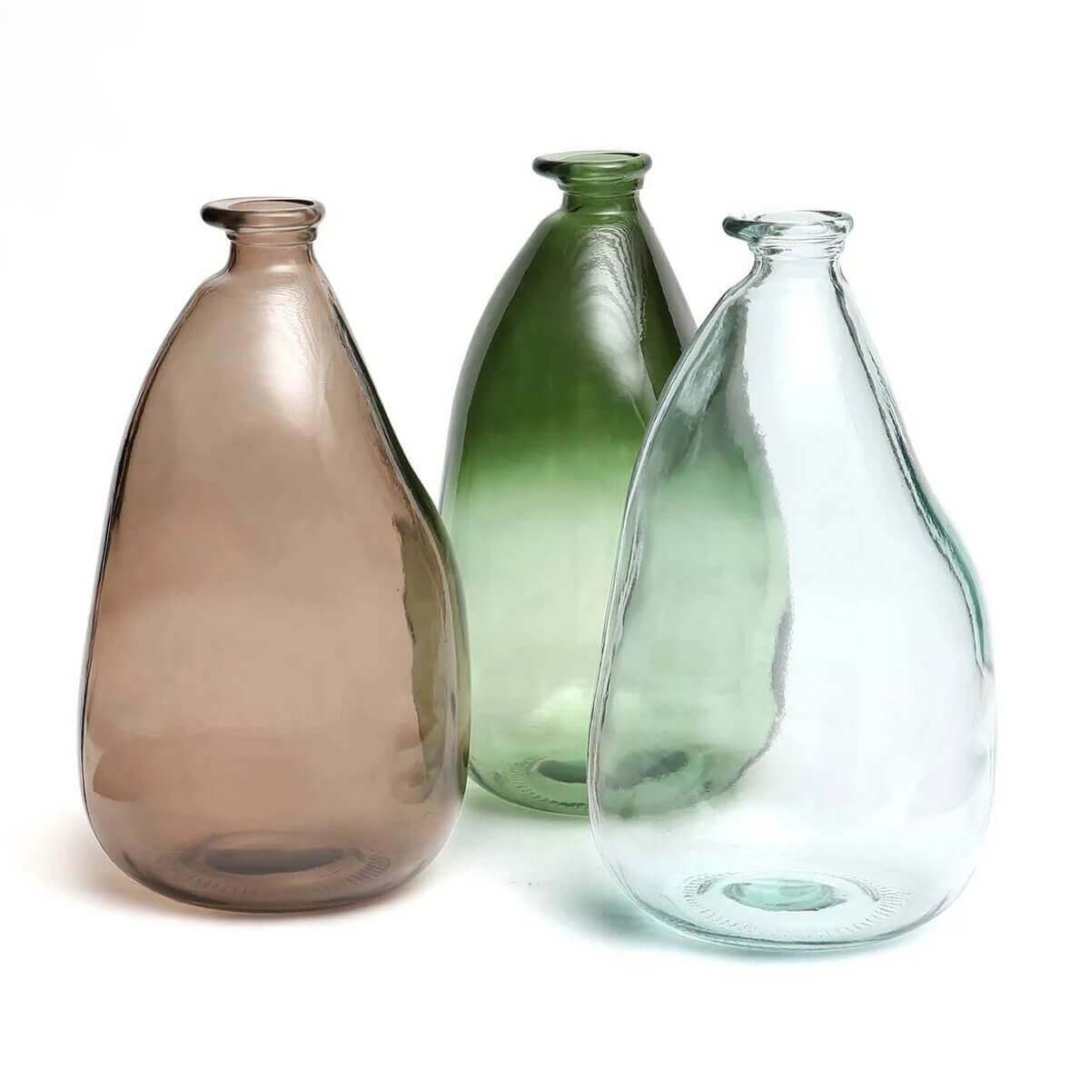 Drie elegante Shudi Vazen van gerecycled glas in bruin, groen en transparant. Ideaal voor bloemen of als sierlijk decorstuk.