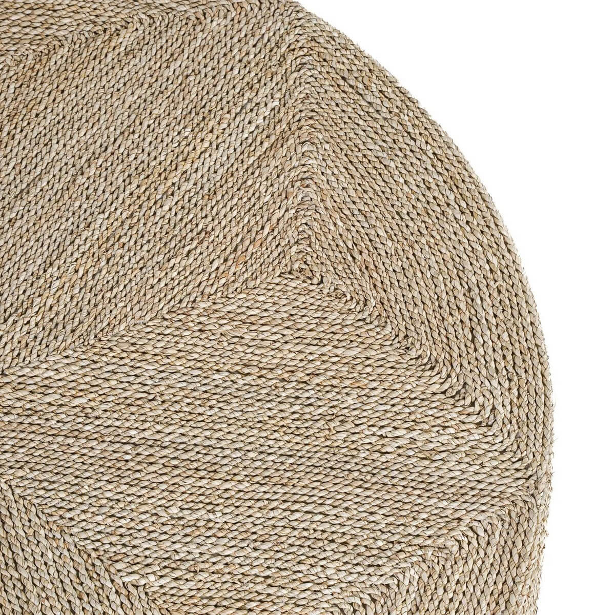 Detail van de natuurlijke zeegras structuur van de stijlvolle, duurzame en veelzijdige poef, perfect voor elk bohemian-stijl interieur.