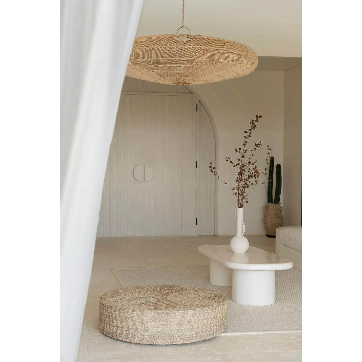 De zeegras poef in een stijlvol bohemian-interieur, ideaal voor extra zitplaatsen en decoratie. Sfeervolle en duurzame woonaccessoire.