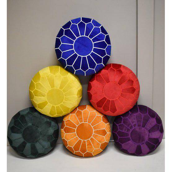 Vrolijke set van handgemaakte Marokkaanse fluwelen poefs in diverse kleuren: blauw, rood, geel, groen, oranje en paars. Perfect voor boho sfeer.