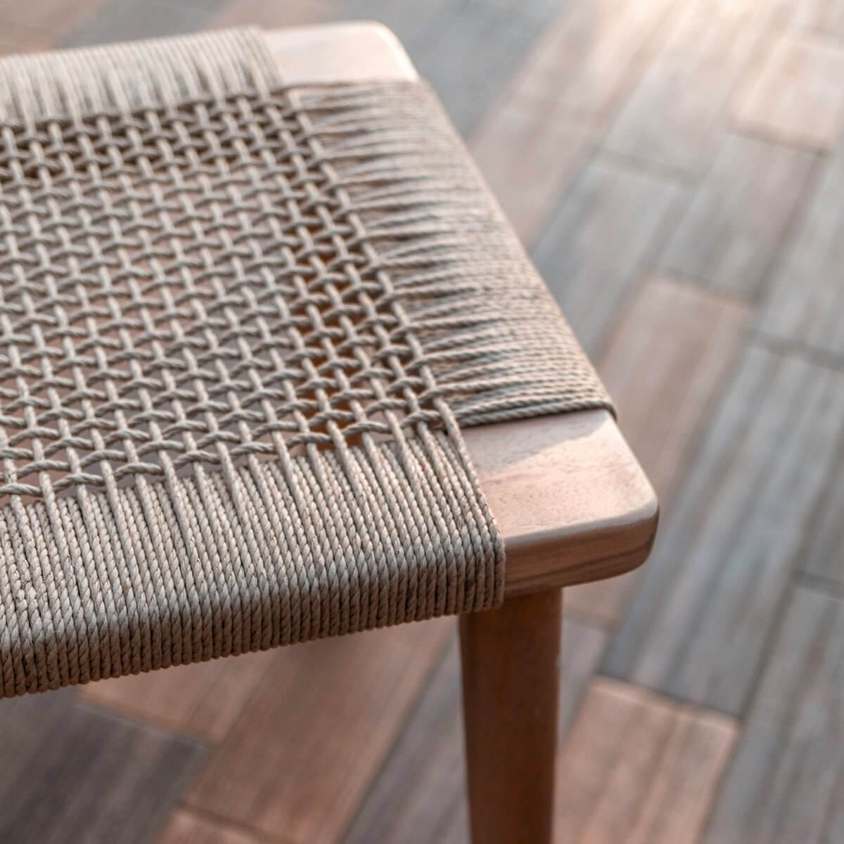 Handgeweven zitvlak van gerecycled papier op houten stoel van Trembesi met unieke structuur en natuurlijke golving, Indonesisch design.