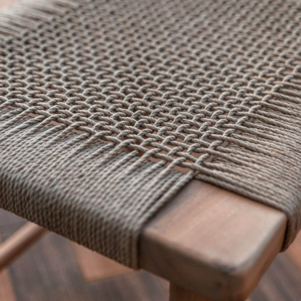 Grote houten kruk SUNDA met geweven zitvlak van gerecycled papier, Trembesi hout, handgemaakt en uniek ontwerp.