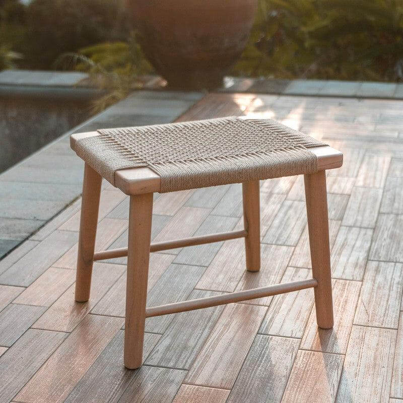 Alt Tag: Grote houten kruk SUNDA van Trembesi met geweven gerecycled papier, uniek handgemaakt design.