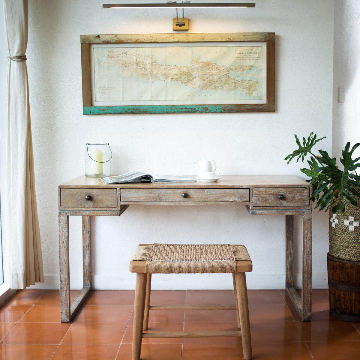 Alt Tag: Landelijke houten kruk en bureau set in lichte kamer met kaart aan de muur en plant op de achtergrond