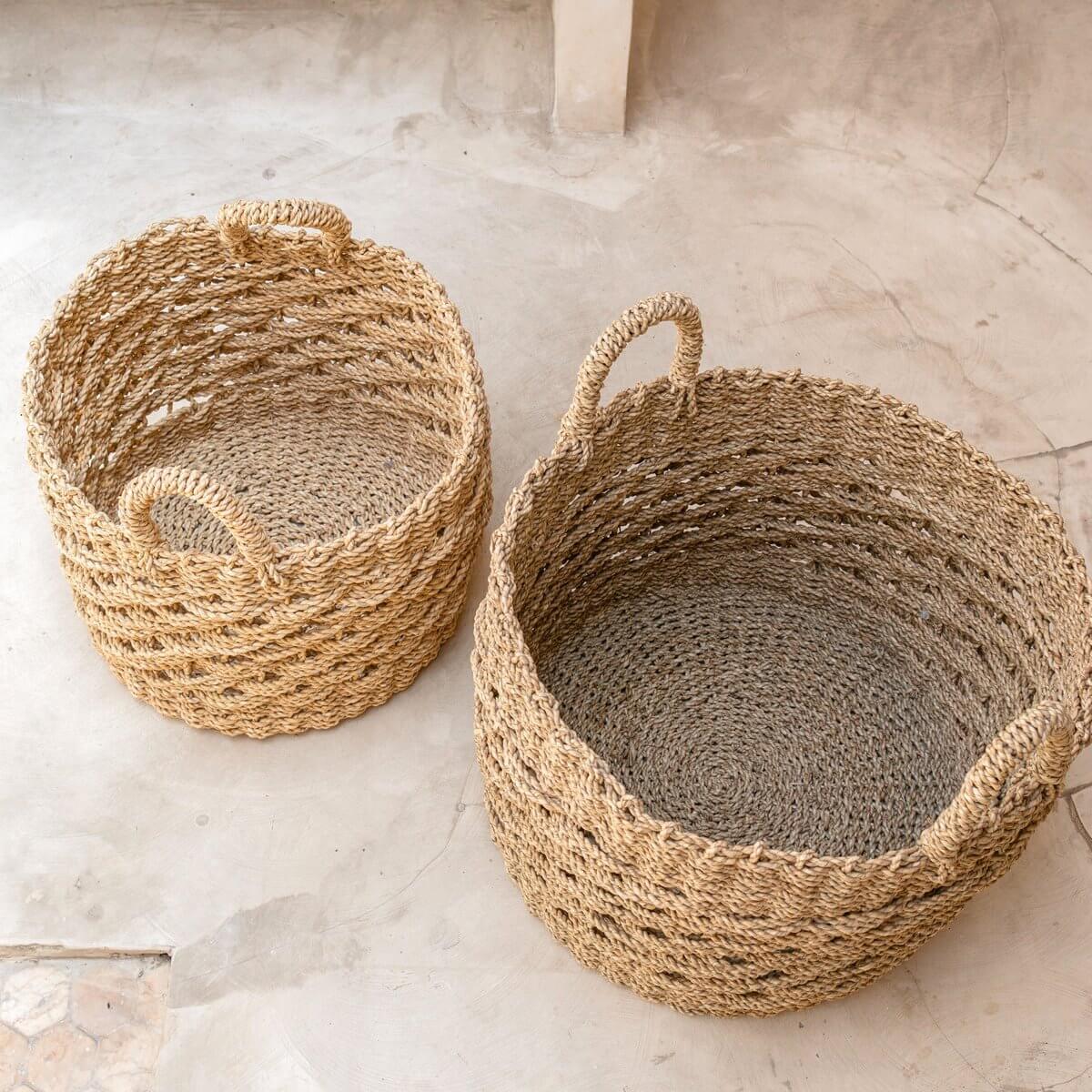 Duurzame zeegras opbergmanden MASILA, verkrijgbaar in twee maten, handgemaakt en met praktische handgrepen. Perfect voor opbergen.