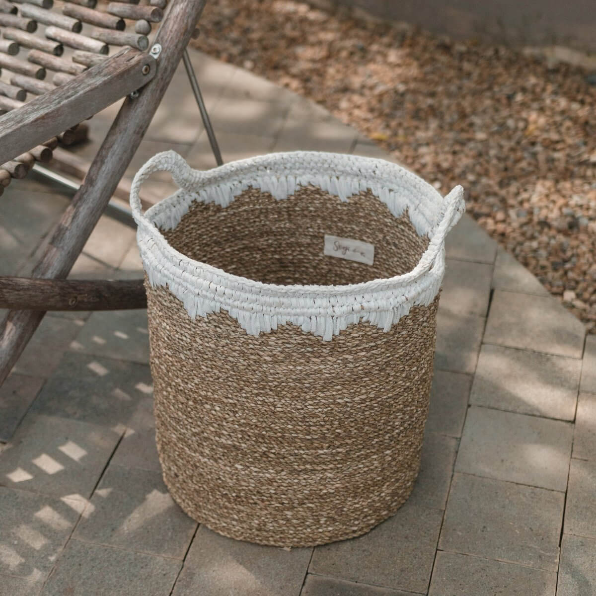 Handgemaakte witte opbergmand NIAS van zeegras, 35 cm diameter, met handvatten op terras