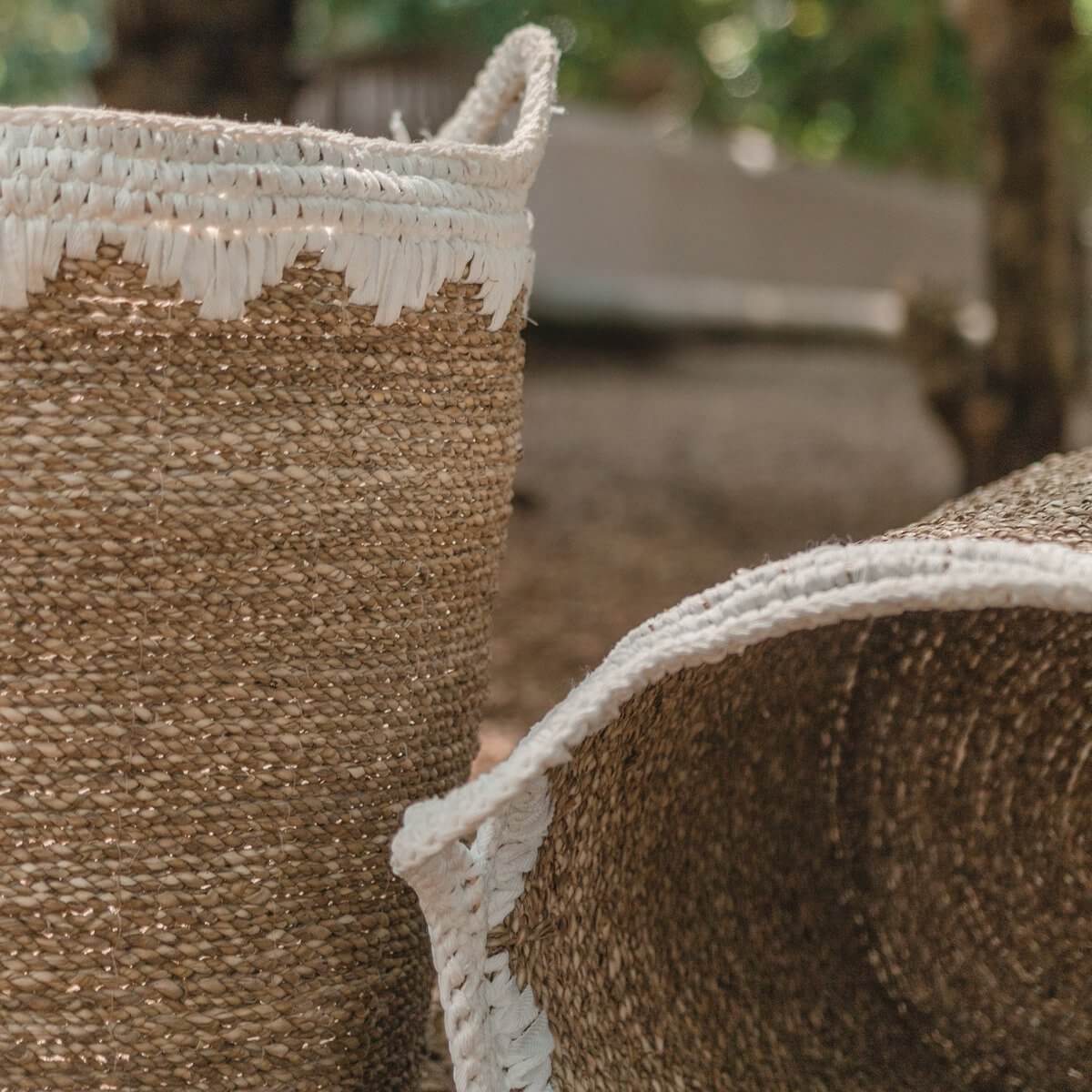 Handgemaakte opbergmanden NIAS van zeegras, duurzaam en stijlvol met witte accenten. Ideaal voor planten of was, plasticvrij verpakt.
