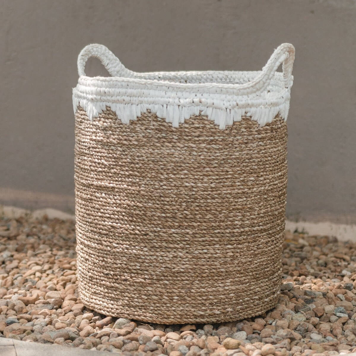 Handgemaakte opbergmand NIAS wit van zeegras met handvatten, perfect voor was of planten, 35 of 40 cm diameter, duurzaam en plasticvrij.