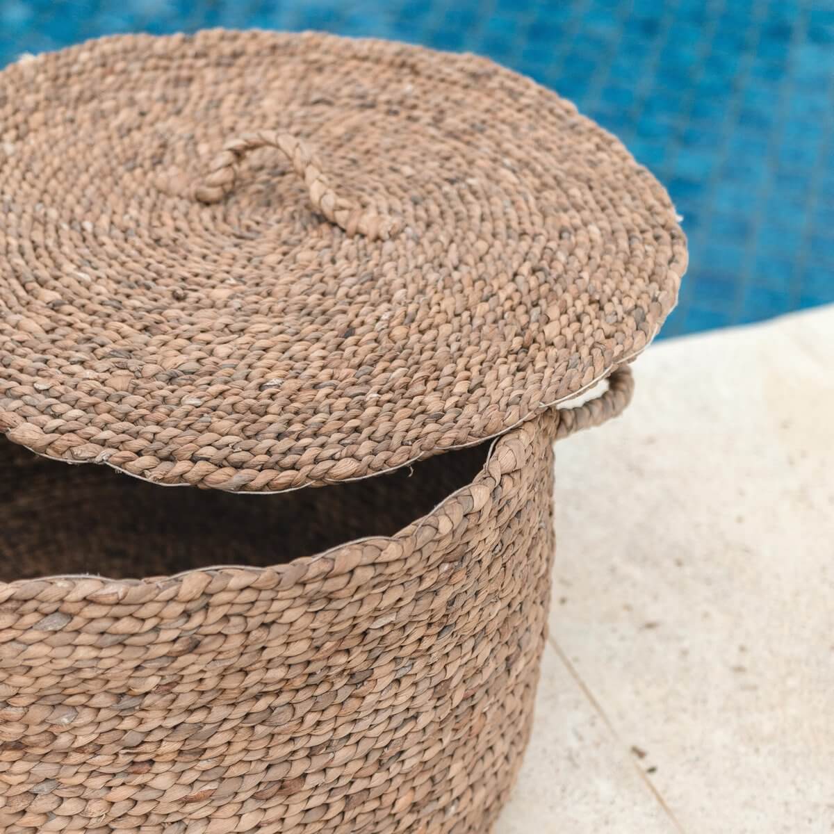 Handgemaakte wasmand van waterhyacint met deksel, 57 cm diameter, duurzame en eerlijke handel, perfect voor thuisgebruik.