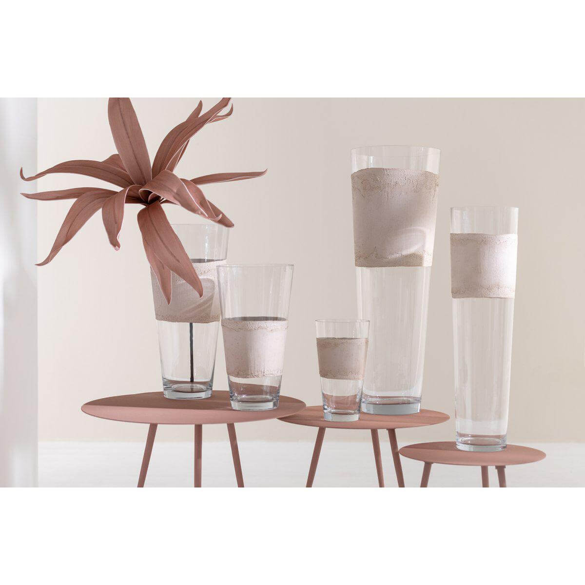 Elegante J-Line bijzettafel in oud roze met glazen details, gemaakt van ijzer voor een stijlvolle woonruimte.