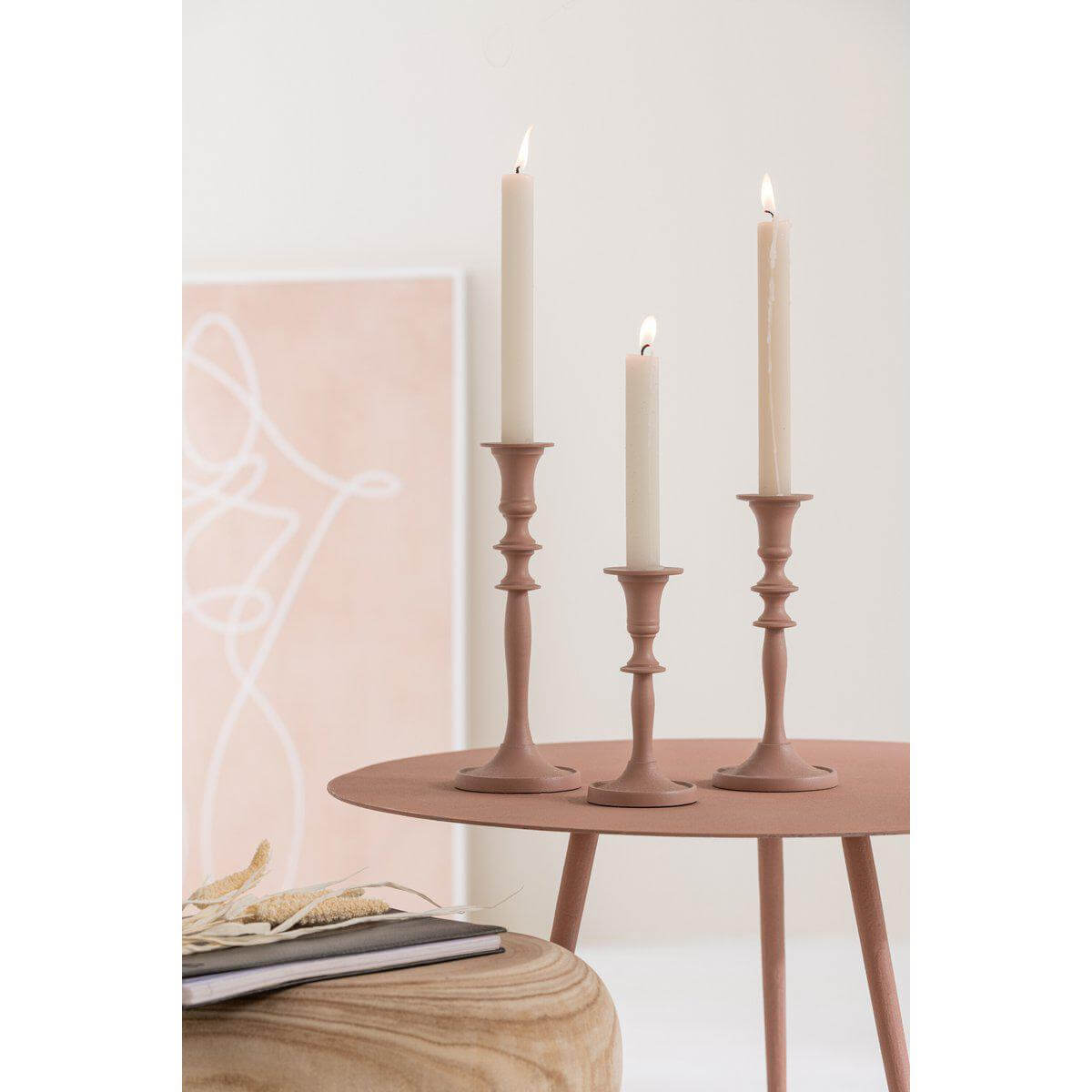 Alt Tag: J-Line bijzettafel in oud roze met stijlvolle kaarsenstandaarden voor een sfeervol interieur.