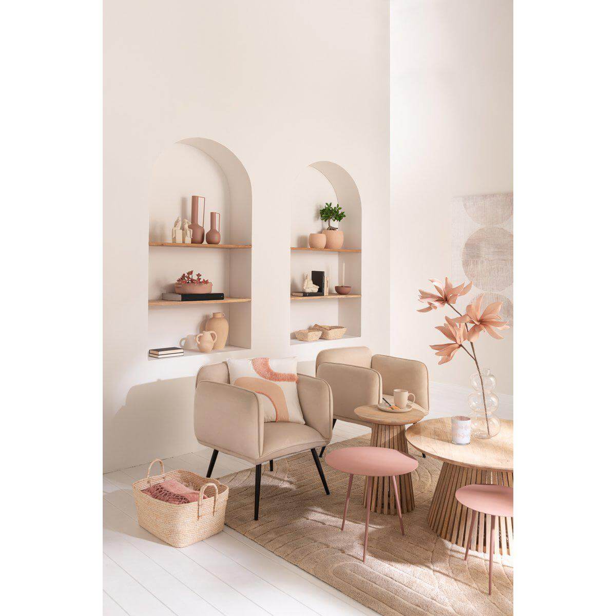 Alt Tag: Stijlvolle woonkamer met oud roze J-Line bijzettafel van ijzer, perfecte aanvulling voor elegant interieurdesign.