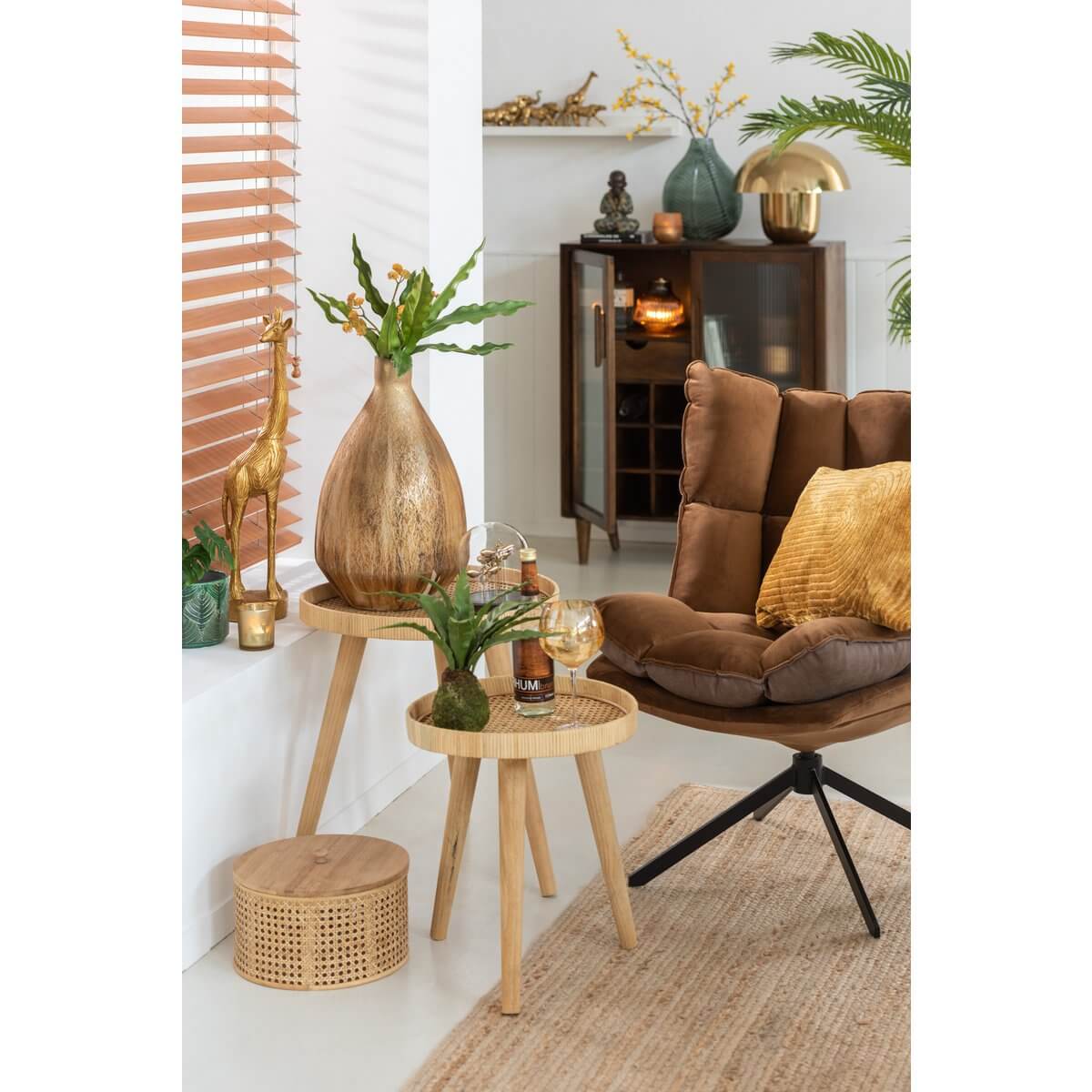 Stijlvolle houten bijzettafel van J-Line met ronde tafelbladen en decoratieve planten, perfect voor een warme en rustieke woonkamer.