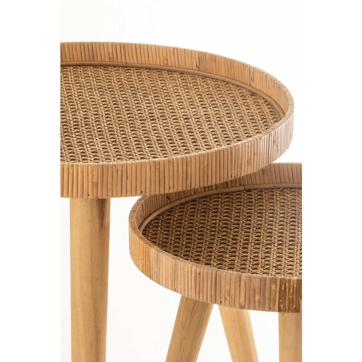 Natuurlijke houten J-Line bijzettafel met rond tafelblad en rustiek design, ideaal voor woonkamer en slaapkamer.