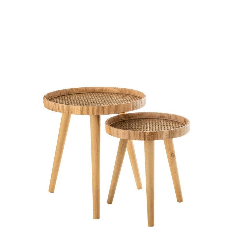 Twee houten bijzettafels van J-Line in natuurlijke kleur, met ronde bladen en slanke poten, perfect voor een sfeervol interieur.