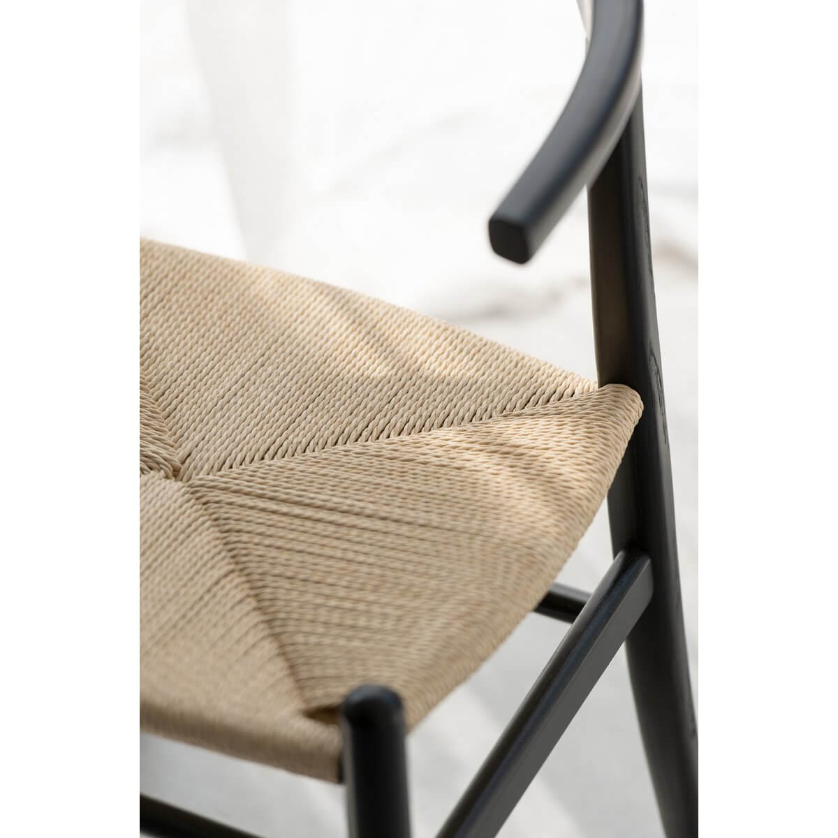 J-Line Stoel Toon in beukenhout met zwart touw, modern design en natuurlijk element voor elegantie en comfort in elk interieur.