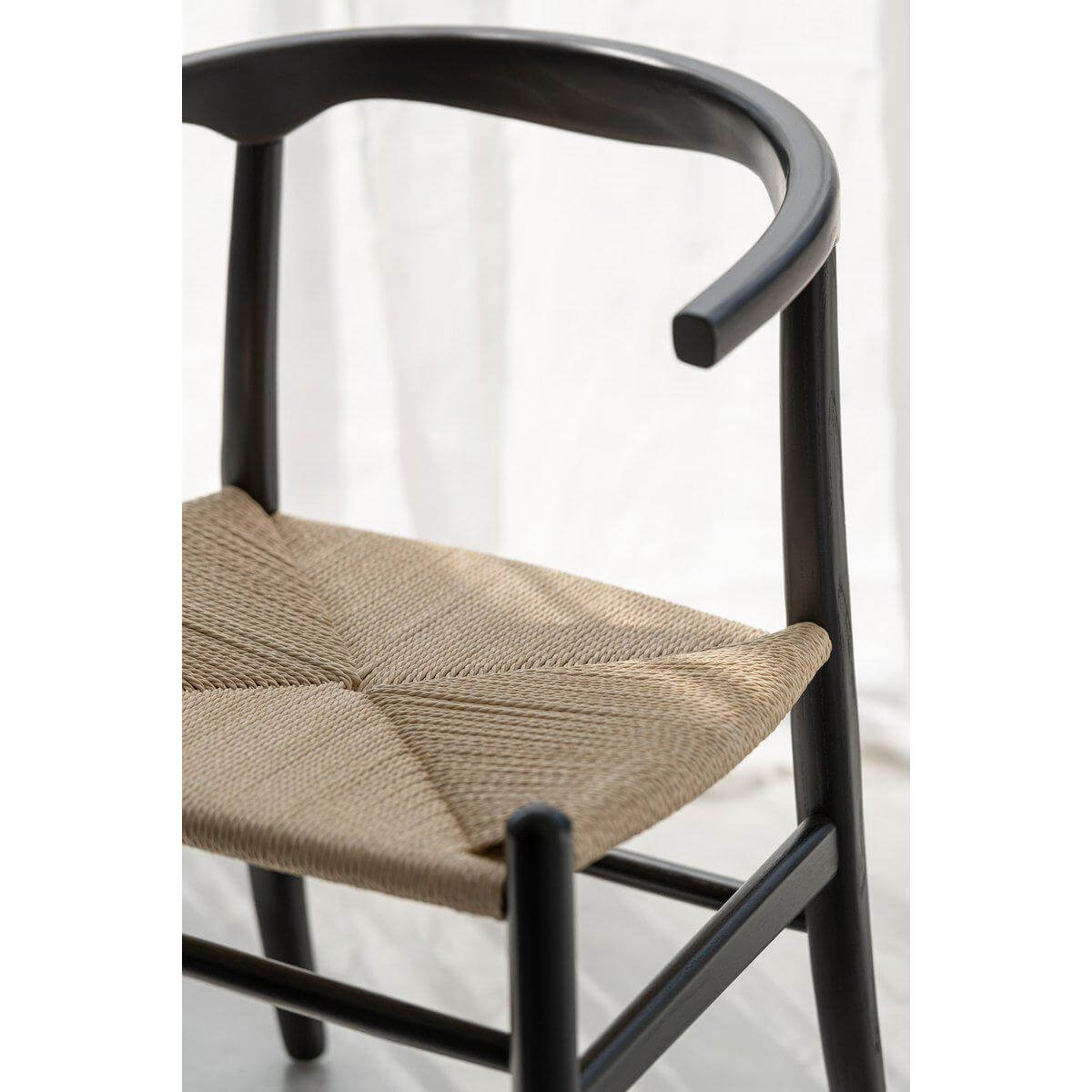 Elegante J-Line Stoel Toon van beukenhout en zwart touw, moderne en duurzame uitstraling voor elk interieur.